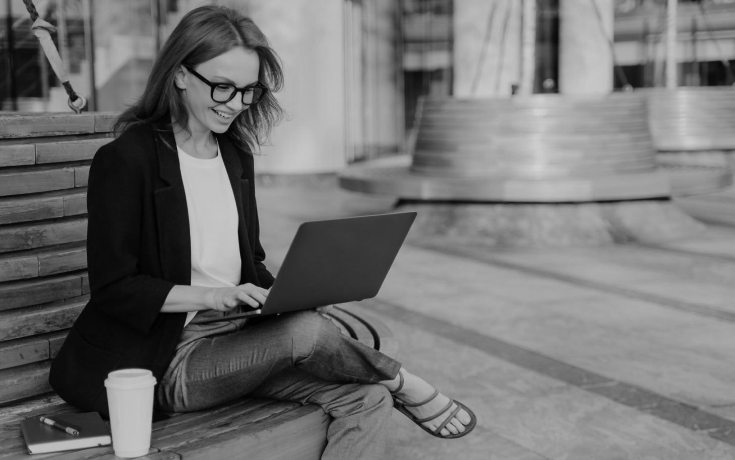 Analytiker arbeitet mit fortschrittlichen Bewertungsmodellen